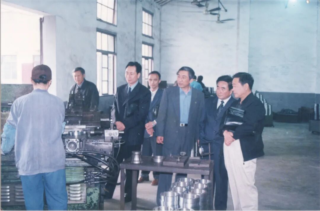 3、2001公司成立揭牌典礼3 (3).jpg
